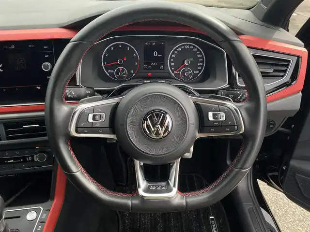 フォルクスワーゲン ポロＧＴＩ 福岡県 2019(平31)年 4.1万km 黒 ・アダプティブクルーズコントロール/・純正ナビ/BT/USB/carplay/・バックカメラ/・ドラレコ/・DTV/・ETC2.0/・純正17AW/・アンビエントライト/・LEDライト/・スペアキー/・保証書/・取扱説明書
