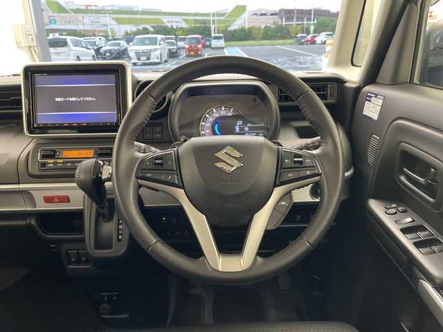スズキ スペーシア ギア HYBRID XZターボ 愛知県 2023(令5)年 2.6万km クールカーキパールメタリック/ガンメタリック2トーン 純正8型ナビ　ＳＤカードなし/両側パワースライドドア/レーダークルーズコントロール/シートヒーター/バックカメラ/ヘッドアップディスプレイ/純正アルミホイール/コーナーセンサー/ルーフレール/LEDヘッドライト/パドルシフト/レーンキープアシスト/オートマチックハイビーム/ETC/衝突軽減システム/フルセグ/CD DVD/Bluetooth/ルーフキャリア/ステアリングスイッチ/スマートキー/プッシュスタート