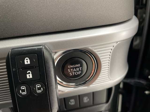 スズキ スペーシア ギア HYBRID XZターボ 愛知県 2023(令5)年 2.6万km クールカーキパールメタリック/ガンメタリック2トーン 純正8型ナビ　ＳＤカードなし/両側パワースライドドア/レーダークルーズコントロール/シートヒーター/バックカメラ/ヘッドアップディスプレイ/純正アルミホイール/コーナーセンサー/ルーフレール/LEDヘッドライト/パドルシフト/レーンキープアシスト/オートマチックハイビーム/ETC/衝突軽減システム/フルセグ/CD DVD/Bluetooth/ルーフキャリア/ステアリングスイッチ/スマートキー/プッシュスタート