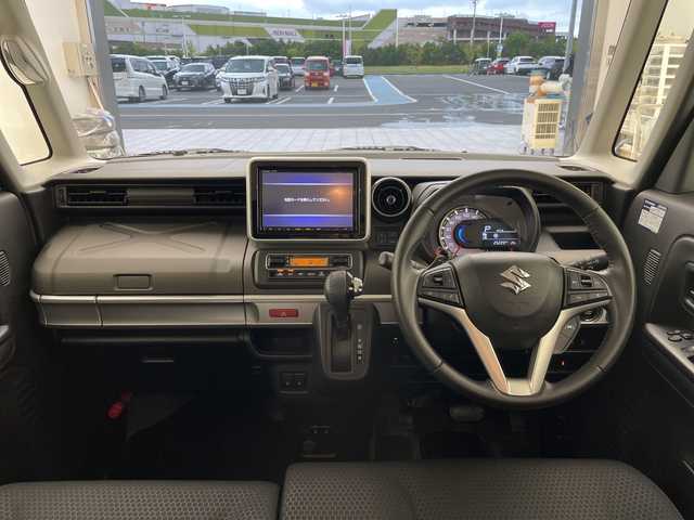 スズキ スペーシア ギア HYBRID XZターボ 愛知県 2023(令5)年 2.6万km クールカーキパールメタリック/ガンメタリック2トーン 純正8型ナビ　ＳＤカードなし/両側パワースライドドア/レーダークルーズコントロール/シートヒーター/バックカメラ/ヘッドアップディスプレイ/純正アルミホイール/コーナーセンサー/ルーフレール/LEDヘッドライト/パドルシフト/レーンキープアシスト/オートマチックハイビーム/ETC/衝突軽減システム/フルセグ/CD DVD/Bluetooth/ルーフキャリア/ステアリングスイッチ/スマートキー/プッシュスタート