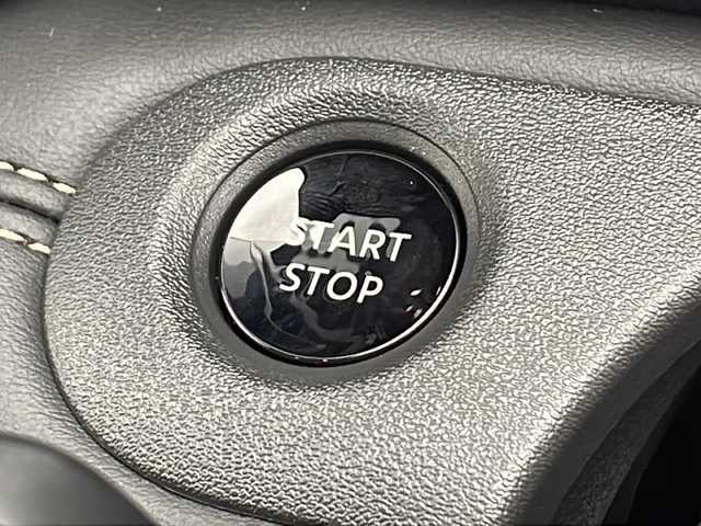 日産 セレナ e－パワー ハイウェイスター V 千葉県 2025(令7)年 0.1千km プリズムホワイト 登録済未使用者/衝突被害軽減システム/レーンキープアシスト/レーダークルーズコントロール/ブラインドスポットモニター/コーナーセンサー（前後）/純正フリップダウンモニター/ワイヤレス充電/デジタルインナーミラー/HDMI/純正メモリナビ/　（Bluetooth/USB/フルセグTV）/全方位カメラ/純正ビルトインETC2.0/純正ドライブレコーダー（前後）/両側パワースライドドア/パワーステアリング/3列シート/オートハイビーム/LEDヘッドライト/純正16インチアルミホイール