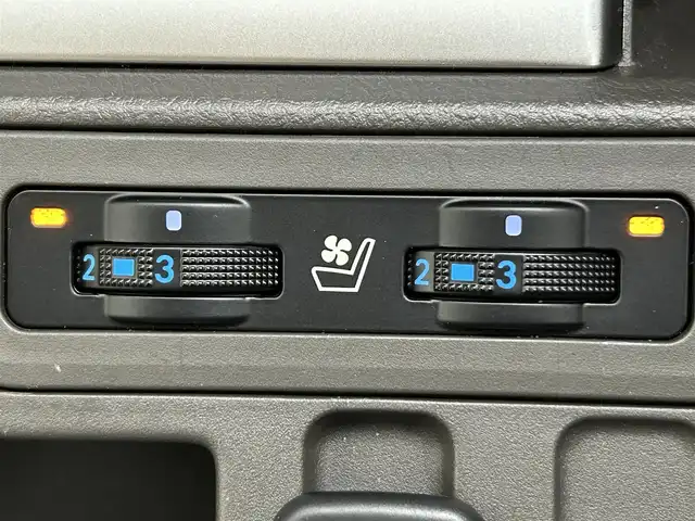 トヨタ ランドクルーザー プラド TX Lパッケージ マットブラED 道央・札幌 2022(令4)年 1.6万km ホワイトパールクリスタルシャイン ・ワンオーナー/・４WD/・メーカーナビ/　CD/DVD/SD/BT/フルセグ/・バックカメラ/・ビルトインETC/・トヨタセーフティセンス/・レーダークルーズコントロール/・クリアランスソナー/・オートハイビーム/・PCS/・RSA/・レザーシート/・前席パワーシート/・前席シートヒーター/・前席シートベンチレーション/・プッシュスタート/・スマートキー/・LEDヘッドライト/・フォグライト/・オートライト/・純正フロアマット/・ドアバイザー