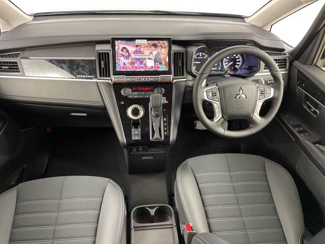 三菱 デリカＤ：５ シャモニー 道央・札幌 2025(令7)年 0.1千km 黒Ⅱ ・CHAMONIX (8人)　4WD/・　e-Assist  /寒冷地仕様/・オリジナルナビ取付パッケージ/色番X47X42/・マルチアラウンドモニタ-/・＋リアモニター取付パッケージ(25300円)　/・D:5専用11型ナビゲーション(322300円)/・アルパイン　ナビ/フルセグTV/・DVD/CD再生機能　Bluetooth接続/・Apple CarPlay　Android Auto対応/・12.8型後席用モニター(143550円)/・衝突被害軽減ブレーキシステム/・レーダークルーズコントロールシステム/・オートマチックハイビーム/LEDライト/・エレクトリックテールゲート/両側パワースライドドア/・ハーフレザーシート/・運転席パワーシート/前席シートヒーター/・パドルシフト/ウインカーミラー/・純正18インチアルミホイル/・サイド/カーテンエアバッグ/・スマートキー/スペアーキー