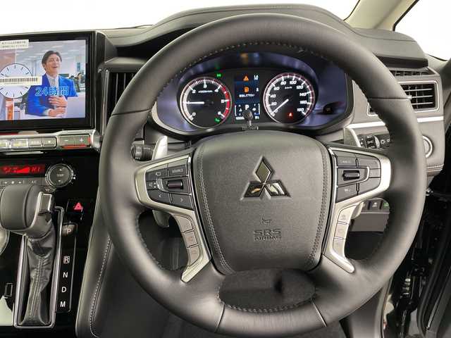 三菱 デリカＤ：５ シャモニー 道央・札幌 2025(令7)年 0.1千km 黒Ⅱ ・CHAMONIX (8人)　4WD/・　e-Assist  /寒冷地仕様/・オリジナルナビ取付パッケージ/色番X47X42/・マルチアラウンドモニタ-/・＋リアモニター取付パッケージ(25300円)　/・D:5専用11型ナビゲーション(322300円)/・アルパイン　ナビ/フルセグTV/・DVD/CD再生機能　Bluetooth接続/・Apple CarPlay　Android Auto対応/・12.8型後席用モニター(143550円)/・衝突被害軽減ブレーキシステム/・レーダークルーズコントロールシステム/・オートマチックハイビーム/LEDライト/・エレクトリックテールゲート/両側パワースライドドア/・ハーフレザーシート/・運転席パワーシート/前席シートヒーター/・パドルシフト/ウインカーミラー/・純正18インチアルミホイル/・サイド/カーテンエアバッグ/・スマートキー/スペアーキー