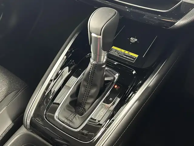 ホンダ ヴェゼル ハイブリッド e:HEV Z 佐賀県 2025(令7)年 0.1千km プラチナホワイトパール 純正ナビ　/フルセグテレビ/アップルカープレイ・アンドロイドオート/衝突被害軽減装置　/追従型クルーズコントロール　/ブラインドスポットモニター　/置くだけ充電　/シートヒーター　/ハンドルヒーター　/バックカメラ　/レーンキープアシスト　/スペアキー　/ＥＴＣ２．０/コーナーセンサー/パドルシフト/純正アルミホイール/ダウンヒルアシストコントロール/チップアップシート