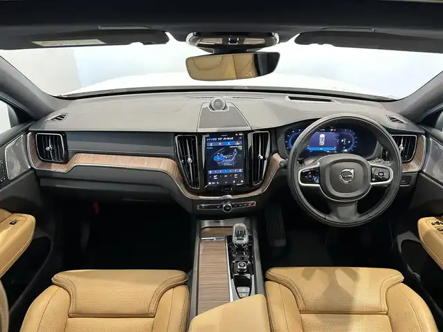 ボルボ ボルボ ＸＣ６０ B5 AWD インスクリプション 岐阜県 2022(令4)年 2.5万km パール ワンオーナー/Bowers&Wilkinsプレミアムサウンド・オーディオシステム/チルトアップ機構付電動パノラマ・ガラス・サンルーフ/Google Apps and Services/　ナビゲーションシステム  Google マップ/　音声操作システム  Google アシスタント/　アプリケーション  Google Play/City Safety（衝突回避・被害軽減ブレーキシステム）/歩行者・サイクリスト・大型動物検知機能（夜間含む）/インターセクション・サポート（右折時対向車検知機能）/オンカミング・レーン・ミティゲーション（対向車線衝突回避支援機能）/レーンキーピングエイド/ドライバーアラートコントロール/ロードサインインフォメーション/リア衝突回避被害軽減ブレーキシステム/パイロット・アシスト/全車速追従機能付ACC/後車衝突回避支援機能付ブラインドスポットインフォメーションシステム/衝突回避・被害軽減ブレーキ機能付CTAクロストラフィックアラート/フル・アクティブ・ハイビーム/360°ビューカメラ/先行車発進告知機能