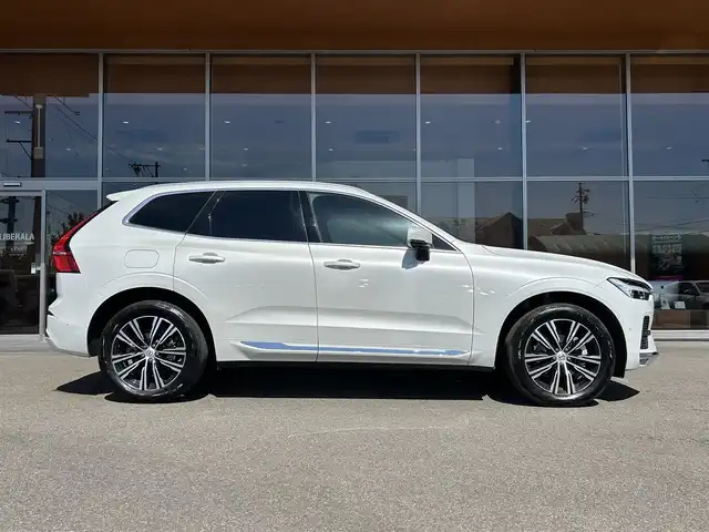 ボルボ ボルボ ＸＣ６０ B5 AWD インスクリプション 岐阜県 2022(令4)年 2.5万km パール ワンオーナー/Bowers&Wilkinsプレミアムサウンド・オーディオシステム/チルトアップ機構付電動パノラマ・ガラス・サンルーフ/Google Apps and Services/　ナビゲーションシステム  Google マップ/　音声操作システム  Google アシスタント/　アプリケーション  Google Play/City Safety（衝突回避・被害軽減ブレーキシステム）/歩行者・サイクリスト・大型動物検知機能（夜間含む）/インターセクション・サポート（右折時対向車検知機能）/オンカミング・レーン・ミティゲーション（対向車線衝突回避支援機能）/レーンキーピングエイド/ドライバーアラートコントロール/ロードサインインフォメーション/リア衝突回避被害軽減ブレーキシステム/パイロット・アシスト/全車速追従機能付ACC/後車衝突回避支援機能付ブラインドスポットインフォメーションシステム/衝突回避・被害軽減ブレーキ機能付CTAクロストラフィックアラート/フル・アクティブ・ハイビーム/360°ビューカメラ/先行車発進告知機能