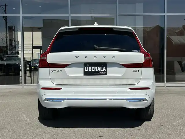 ボルボ ボルボ ＸＣ６０ B5 AWD インスクリプション 岐阜県 2022(令4)年 2.5万km パール ワンオーナー/Bowers&Wilkinsプレミアムサウンド・オーディオシステム/チルトアップ機構付電動パノラマ・ガラス・サンルーフ/Google Apps and Services/　ナビゲーションシステム  Google マップ/　音声操作システム  Google アシスタント/　アプリケーション  Google Play/City Safety（衝突回避・被害軽減ブレーキシステム）/歩行者・サイクリスト・大型動物検知機能（夜間含む）/インターセクション・サポート（右折時対向車検知機能）/オンカミング・レーン・ミティゲーション（対向車線衝突回避支援機能）/レーンキーピングエイド/ドライバーアラートコントロール/ロードサインインフォメーション/リア衝突回避被害軽減ブレーキシステム/パイロット・アシスト/全車速追従機能付ACC/後車衝突回避支援機能付ブラインドスポットインフォメーションシステム/衝突回避・被害軽減ブレーキ機能付CTAクロストラフィックアラート/フル・アクティブ・ハイビーム/360°ビューカメラ/先行車発進告知機能