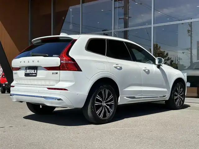 ボルボ ボルボ ＸＣ６０ B5 AWD インスクリプション 岐阜県 2022(令4)年 2.5万km パール ワンオーナー/Bowers&Wilkinsプレミアムサウンド・オーディオシステム/チルトアップ機構付電動パノラマ・ガラス・サンルーフ/Google Apps and Services/　ナビゲーションシステム  Google マップ/　音声操作システム  Google アシスタント/　アプリケーション  Google Play/City Safety（衝突回避・被害軽減ブレーキシステム）/歩行者・サイクリスト・大型動物検知機能（夜間含む）/インターセクション・サポート（右折時対向車検知機能）/オンカミング・レーン・ミティゲーション（対向車線衝突回避支援機能）/レーンキーピングエイド/ドライバーアラートコントロール/ロードサインインフォメーション/リア衝突回避被害軽減ブレーキシステム/パイロット・アシスト/全車速追従機能付ACC/後車衝突回避支援機能付ブラインドスポットインフォメーションシステム/衝突回避・被害軽減ブレーキ機能付CTAクロストラフィックアラート/フル・アクティブ・ハイビーム/360°ビューカメラ/先行車発進告知機能