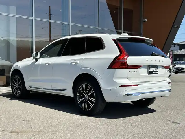 ボルボ ボルボ ＸＣ６０ B5 AWD インスクリプション 岐阜県 2022(令4)年 2.5万km パール ワンオーナー/Bowers&Wilkinsプレミアムサウンド・オーディオシステム/チルトアップ機構付電動パノラマ・ガラス・サンルーフ/Google Apps and Services/　ナビゲーションシステム  Google マップ/　音声操作システム  Google アシスタント/　アプリケーション  Google Play/City Safety（衝突回避・被害軽減ブレーキシステム）/歩行者・サイクリスト・大型動物検知機能（夜間含む）/インターセクション・サポート（右折時対向車検知機能）/オンカミング・レーン・ミティゲーション（対向車線衝突回避支援機能）/レーンキーピングエイド/ドライバーアラートコントロール/ロードサインインフォメーション/リア衝突回避被害軽減ブレーキシステム/パイロット・アシスト/全車速追従機能付ACC/後車衝突回避支援機能付ブラインドスポットインフォメーションシステム/衝突回避・被害軽減ブレーキ機能付CTAクロストラフィックアラート/フル・アクティブ・ハイビーム/360°ビューカメラ/先行車発進告知機能