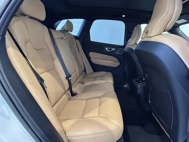 ボルボ ボルボ ＸＣ６０ B5 AWD インスクリプション 岐阜県 2022(令4)年 2.5万km パール ワンオーナー/Bowers&Wilkinsプレミアムサウンド・オーディオシステム/チルトアップ機構付電動パノラマ・ガラス・サンルーフ/Google Apps and Services/　ナビゲーションシステム  Google マップ/　音声操作システム  Google アシスタント/　アプリケーション  Google Play/City Safety（衝突回避・被害軽減ブレーキシステム）/歩行者・サイクリスト・大型動物検知機能（夜間含む）/インターセクション・サポート（右折時対向車検知機能）/オンカミング・レーン・ミティゲーション（対向車線衝突回避支援機能）/レーンキーピングエイド/ドライバーアラートコントロール/ロードサインインフォメーション/リア衝突回避被害軽減ブレーキシステム/パイロット・アシスト/全車速追従機能付ACC/後車衝突回避支援機能付ブラインドスポットインフォメーションシステム/衝突回避・被害軽減ブレーキ機能付CTAクロストラフィックアラート/フル・アクティブ・ハイビーム/360°ビューカメラ/先行車発進告知機能