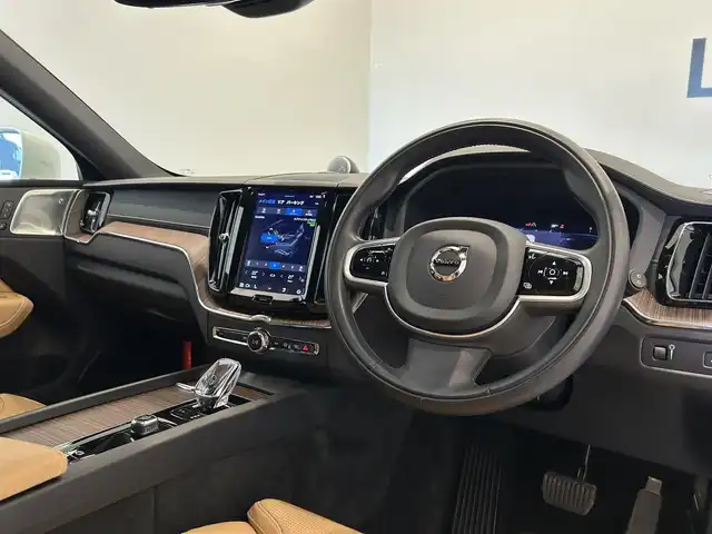 ボルボ ボルボ ＸＣ６０ B5 AWD インスクリプション 岐阜県 2022(令4)年 2.5万km パール ワンオーナー/Bowers&Wilkinsプレミアムサウンド・オーディオシステム/チルトアップ機構付電動パノラマ・ガラス・サンルーフ/Google Apps and Services/　ナビゲーションシステム  Google マップ/　音声操作システム  Google アシスタント/　アプリケーション  Google Play/City Safety（衝突回避・被害軽減ブレーキシステム）/歩行者・サイクリスト・大型動物検知機能（夜間含む）/インターセクション・サポート（右折時対向車検知機能）/オンカミング・レーン・ミティゲーション（対向車線衝突回避支援機能）/レーンキーピングエイド/ドライバーアラートコントロール/ロードサインインフォメーション/リア衝突回避被害軽減ブレーキシステム/パイロット・アシスト/全車速追従機能付ACC/後車衝突回避支援機能付ブラインドスポットインフォメーションシステム/衝突回避・被害軽減ブレーキ機能付CTAクロストラフィックアラート/フル・アクティブ・ハイビーム/360°ビューカメラ/先行車発進告知機能