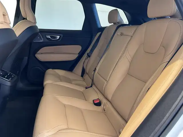 ボルボ ボルボ ＸＣ６０ B5 AWD インスクリプション 岐阜県 2022(令4)年 2.5万km パール ワンオーナー/Bowers&Wilkinsプレミアムサウンド・オーディオシステム/チルトアップ機構付電動パノラマ・ガラス・サンルーフ/Google Apps and Services/　ナビゲーションシステム  Google マップ/　音声操作システム  Google アシスタント/　アプリケーション  Google Play/City Safety（衝突回避・被害軽減ブレーキシステム）/歩行者・サイクリスト・大型動物検知機能（夜間含む）/インターセクション・サポート（右折時対向車検知機能）/オンカミング・レーン・ミティゲーション（対向車線衝突回避支援機能）/レーンキーピングエイド/ドライバーアラートコントロール/ロードサインインフォメーション/リア衝突回避被害軽減ブレーキシステム/パイロット・アシスト/全車速追従機能付ACC/後車衝突回避支援機能付ブラインドスポットインフォメーションシステム/衝突回避・被害軽減ブレーキ機能付CTAクロストラフィックアラート/フル・アクティブ・ハイビーム/360°ビューカメラ/先行車発進告知機能