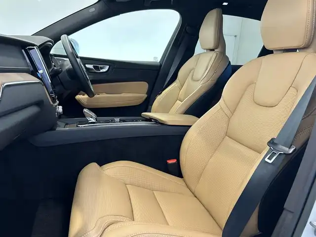 ボルボ ボルボ ＸＣ６０ B5 AWD インスクリプション 岐阜県 2022(令4)年 2.5万km パール ワンオーナー/Bowers&Wilkinsプレミアムサウンド・オーディオシステム/チルトアップ機構付電動パノラマ・ガラス・サンルーフ/Google Apps and Services/　ナビゲーションシステム  Google マップ/　音声操作システム  Google アシスタント/　アプリケーション  Google Play/City Safety（衝突回避・被害軽減ブレーキシステム）/歩行者・サイクリスト・大型動物検知機能（夜間含む）/インターセクション・サポート（右折時対向車検知機能）/オンカミング・レーン・ミティゲーション（対向車線衝突回避支援機能）/レーンキーピングエイド/ドライバーアラートコントロール/ロードサインインフォメーション/リア衝突回避被害軽減ブレーキシステム/パイロット・アシスト/全車速追従機能付ACC/後車衝突回避支援機能付ブラインドスポットインフォメーションシステム/衝突回避・被害軽減ブレーキ機能付CTAクロストラフィックアラート/フル・アクティブ・ハイビーム/360°ビューカメラ/先行車発進告知機能