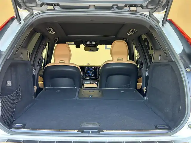 ボルボ ボルボ ＸＣ６０ B5 AWD インスクリプション 岐阜県 2022(令4)年 2.5万km パール ワンオーナー/Bowers&Wilkinsプレミアムサウンド・オーディオシステム/チルトアップ機構付電動パノラマ・ガラス・サンルーフ/Google Apps and Services/　ナビゲーションシステム  Google マップ/　音声操作システム  Google アシスタント/　アプリケーション  Google Play/City Safety（衝突回避・被害軽減ブレーキシステム）/歩行者・サイクリスト・大型動物検知機能（夜間含む）/インターセクション・サポート（右折時対向車検知機能）/オンカミング・レーン・ミティゲーション（対向車線衝突回避支援機能）/レーンキーピングエイド/ドライバーアラートコントロール/ロードサインインフォメーション/リア衝突回避被害軽減ブレーキシステム/パイロット・アシスト/全車速追従機能付ACC/後車衝突回避支援機能付ブラインドスポットインフォメーションシステム/衝突回避・被害軽減ブレーキ機能付CTAクロストラフィックアラート/フル・アクティブ・ハイビーム/360°ビューカメラ/先行車発進告知機能