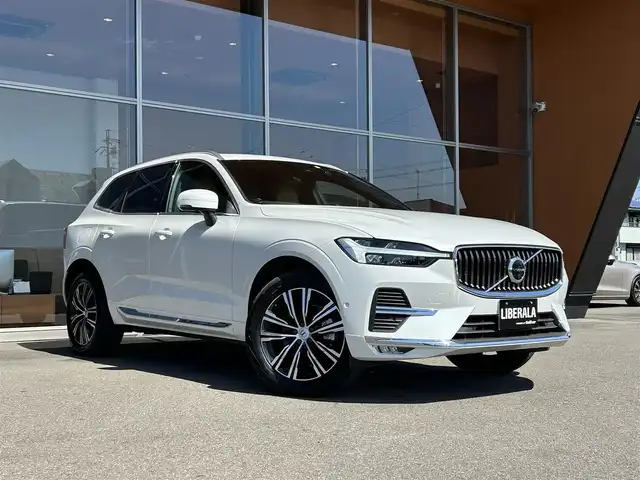 ボルボ ボルボ ＸＣ６０ B5 AWD インスクリプション 岐阜県 2022(令4)年 2.5万km パール ワンオーナー/Bowers&Wilkinsプレミアムサウンド・オーディオシステム/チルトアップ機構付電動パノラマ・ガラス・サンルーフ/Google Apps and Services/　ナビゲーションシステム  Google マップ/　音声操作システム  Google アシスタント/　アプリケーション  Google Play/City Safety（衝突回避・被害軽減ブレーキシステム）/歩行者・サイクリスト・大型動物検知機能（夜間含む）/インターセクション・サポート（右折時対向車検知機能）/オンカミング・レーン・ミティゲーション（対向車線衝突回避支援機能）/レーンキーピングエイド/ドライバーアラートコントロール/ロードサインインフォメーション/リア衝突回避被害軽減ブレーキシステム/パイロット・アシスト/全車速追従機能付ACC/後車衝突回避支援機能付ブラインドスポットインフォメーションシステム/衝突回避・被害軽減ブレーキ機能付CTAクロストラフィックアラート/フル・アクティブ・ハイビーム/360°ビューカメラ/先行車発進告知機能