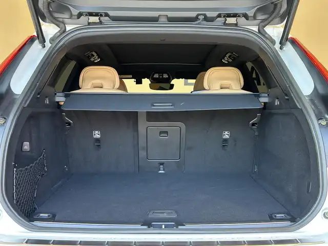 ボルボ ボルボ ＸＣ６０ B5 AWD インスクリプション 岐阜県 2022(令4)年 2.5万km パール ワンオーナー/Bowers&Wilkinsプレミアムサウンド・オーディオシステム/チルトアップ機構付電動パノラマ・ガラス・サンルーフ/Google Apps and Services/　ナビゲーションシステム  Google マップ/　音声操作システム  Google アシスタント/　アプリケーション  Google Play/City Safety（衝突回避・被害軽減ブレーキシステム）/歩行者・サイクリスト・大型動物検知機能（夜間含む）/インターセクション・サポート（右折時対向車検知機能）/オンカミング・レーン・ミティゲーション（対向車線衝突回避支援機能）/レーンキーピングエイド/ドライバーアラートコントロール/ロードサインインフォメーション/リア衝突回避被害軽減ブレーキシステム/パイロット・アシスト/全車速追従機能付ACC/後車衝突回避支援機能付ブラインドスポットインフォメーションシステム/衝突回避・被害軽減ブレーキ機能付CTAクロストラフィックアラート/フル・アクティブ・ハイビーム/360°ビューカメラ/先行車発進告知機能