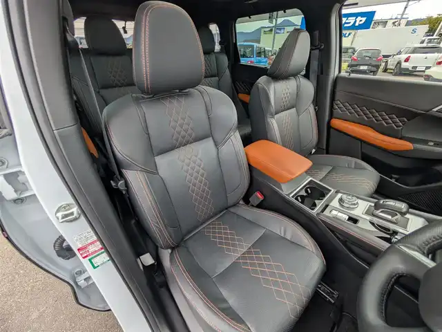 三菱 アウトランダー ＰＨＥＶ P 福井県 2022(令4)年 3.5万km ホワイトダイヤモンド 4WD/3列シート7人乗り/車検R9年5月/パノラマルーフ/9インチディスプレイナビ/フルセグ/ApplecarPlay/AndoroidAuto/BOSEプレミアムサウンド9スピーカー/全方位カメラ/パワーバックドア/レーダークルーズコントロール/車線維持支援システム/e-Asist/・衝突被害軽減ブレーキ/・車線逸脱防止支援システム/・標識認識システム/・ブラインドスポットモニター/・レーンチェンジアシスト/レザーシート/前席パワーシート/シートメモリー/シートヒーター/純正20インチAW/前後コーナーセンサー/ステアリングヒーター/ヘッドアップディスプレイ/プラグインHV/衝突被害軽減システム/レーンキープアシスト/横滑り防止装置/盗難防止装置/置くだけ充電/ビルトインETC2.0/前後ドライブレコーダー/ダブル＋サイド＋カーテンエアバッグ/スマートキー×2