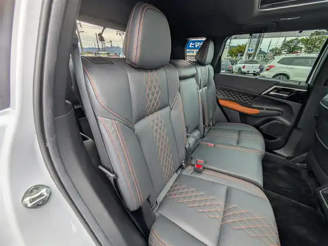 三菱 アウトランダー ＰＨＥＶ P 福井県 2022(令4)年 3.5万km ホワイトダイヤモンド 4WD/3列シート7人乗り/車検R9年5月/パノラマルーフ/9インチディスプレイナビ/フルセグ/ApplecarPlay/AndoroidAuto/BOSEプレミアムサウンド9スピーカー/全方位カメラ/パワーバックドア/レーダークルーズコントロール/車線維持支援システム/e-Asist/・衝突被害軽減ブレーキ/・車線逸脱防止支援システム/・標識認識システム/・ブラインドスポットモニター/・レーンチェンジアシスト/レザーシート/前席パワーシート/シートメモリー/シートヒーター/純正20インチAW/前後コーナーセンサー/ステアリングヒーター/ヘッドアップディスプレイ/プラグインHV/衝突被害軽減システム/レーンキープアシスト/横滑り防止装置/盗難防止装置/置くだけ充電/ビルトインETC2.0/前後ドライブレコーダー/ダブル＋サイド＋カーテンエアバッグ/スマートキー×2