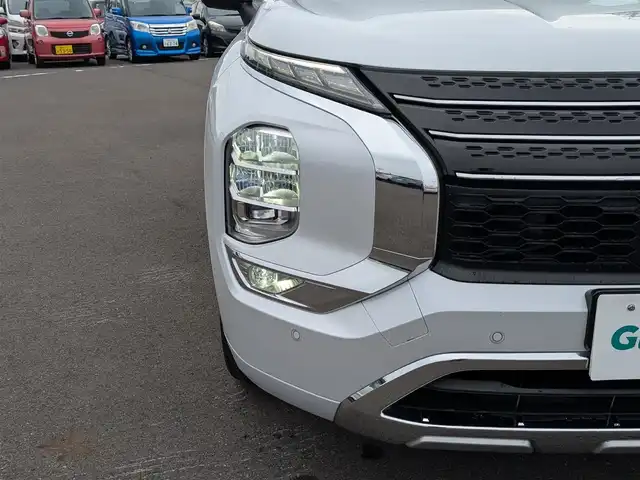 三菱 アウトランダー ＰＨＥＶ P 福井県 2022(令4)年 3.5万km ホワイトダイヤモンド 4WD/3列シート7人乗り/車検R9年5月/パノラマルーフ/9インチディスプレイナビ/フルセグ/ApplecarPlay/AndoroidAuto/BOSEプレミアムサウンド9スピーカー/全方位カメラ/パワーバックドア/レーダークルーズコントロール/車線維持支援システム/e-Asist/・衝突被害軽減ブレーキ/・車線逸脱防止支援システム/・標識認識システム/・ブラインドスポットモニター/・レーンチェンジアシスト/レザーシート/前席パワーシート/シートメモリー/シートヒーター/純正20インチAW/前後コーナーセンサー/ステアリングヒーター/ヘッドアップディスプレイ/プラグインHV/衝突被害軽減システム/レーンキープアシスト/横滑り防止装置/盗難防止装置/置くだけ充電/ビルトインETC2.0/前後ドライブレコーダー/ダブル＋サイド＋カーテンエアバッグ/スマートキー×2