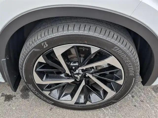 三菱 アウトランダー ＰＨＥＶ P 福井県 2022(令4)年 3.5万km ホワイトダイヤモンド 4WD/3列シート7人乗り/車検R9年5月/パノラマルーフ/9インチディスプレイナビ/フルセグ/ApplecarPlay/AndoroidAuto/BOSEプレミアムサウンド9スピーカー/全方位カメラ/パワーバックドア/レーダークルーズコントロール/車線維持支援システム/e-Asist/・衝突被害軽減ブレーキ/・車線逸脱防止支援システム/・標識認識システム/・ブラインドスポットモニター/・レーンチェンジアシスト/レザーシート/前席パワーシート/シートメモリー/シートヒーター/純正20インチAW/前後コーナーセンサー/ステアリングヒーター/ヘッドアップディスプレイ/プラグインHV/衝突被害軽減システム/レーンキープアシスト/横滑り防止装置/盗難防止装置/置くだけ充電/ビルトインETC2.0/前後ドライブレコーダー/ダブル＋サイド＋カーテンエアバッグ/スマートキー×2