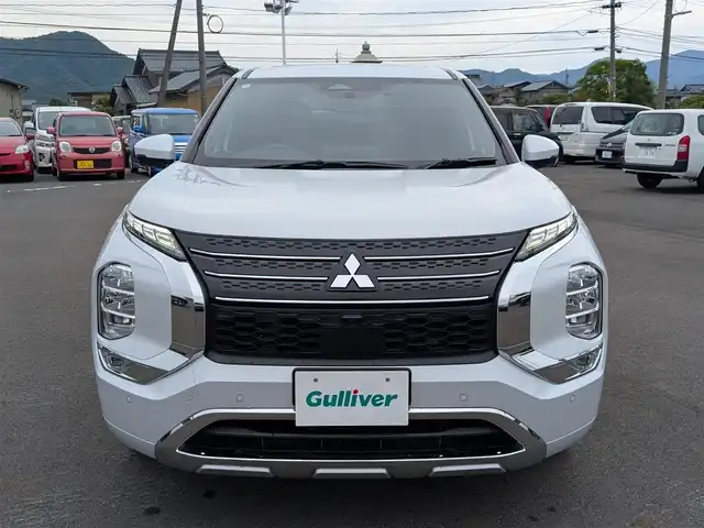 三菱 アウトランダー ＰＨＥＶ P 福井県 2022(令4)年 3.5万km ホワイトダイヤモンド 4WD/3列シート7人乗り/車検R9年5月/パノラマルーフ/9インチディスプレイナビ/フルセグ/ApplecarPlay/AndoroidAuto/BOSEプレミアムサウンド9スピーカー/全方位カメラ/パワーバックドア/レーダークルーズコントロール/車線維持支援システム/e-Asist/・衝突被害軽減ブレーキ/・車線逸脱防止支援システム/・標識認識システム/・ブラインドスポットモニター/・レーンチェンジアシスト/レザーシート/前席パワーシート/シートメモリー/シートヒーター/純正20インチAW/前後コーナーセンサー/ステアリングヒーター/ヘッドアップディスプレイ/プラグインHV/衝突被害軽減システム/レーンキープアシスト/横滑り防止装置/盗難防止装置/置くだけ充電/ビルトインETC2.0/前後ドライブレコーダー/ダブル＋サイド＋カーテンエアバッグ/スマートキー×2