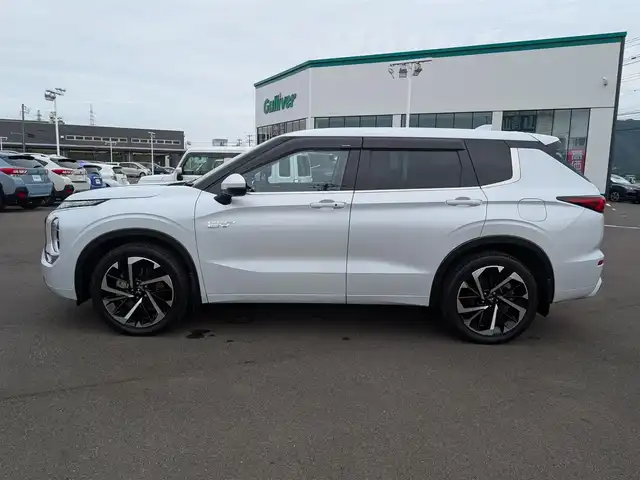 三菱 アウトランダー ＰＨＥＶ P 福井県 2022(令4)年 3.5万km ホワイトダイヤモンド 4WD/3列シート7人乗り/車検R9年5月/パノラマルーフ/9インチディスプレイナビ/フルセグ/ApplecarPlay/AndoroidAuto/BOSEプレミアムサウンド9スピーカー/全方位カメラ/パワーバックドア/レーダークルーズコントロール/車線維持支援システム/e-Asist/・衝突被害軽減ブレーキ/・車線逸脱防止支援システム/・標識認識システム/・ブラインドスポットモニター/・レーンチェンジアシスト/レザーシート/前席パワーシート/シートメモリー/シートヒーター/純正20インチAW/前後コーナーセンサー/ステアリングヒーター/ヘッドアップディスプレイ/プラグインHV/衝突被害軽減システム/レーンキープアシスト/横滑り防止装置/盗難防止装置/置くだけ充電/ビルトインETC2.0/前後ドライブレコーダー/ダブル＋サイド＋カーテンエアバッグ/スマートキー×2