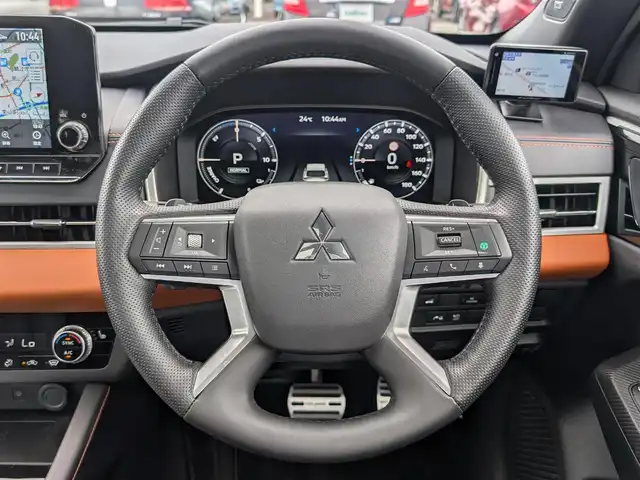 三菱 アウトランダー ＰＨＥＶ P 福井県 2022(令4)年 3.5万km ホワイトダイヤモンド 4WD/3列シート7人乗り/車検R9年5月/パノラマルーフ/9インチディスプレイナビ/フルセグ/ApplecarPlay/AndoroidAuto/BOSEプレミアムサウンド9スピーカー/全方位カメラ/パワーバックドア/レーダークルーズコントロール/車線維持支援システム/e-Asist/・衝突被害軽減ブレーキ/・車線逸脱防止支援システム/・標識認識システム/・ブラインドスポットモニター/・レーンチェンジアシスト/レザーシート/前席パワーシート/シートメモリー/シートヒーター/純正20インチAW/前後コーナーセンサー/ステアリングヒーター/ヘッドアップディスプレイ/プラグインHV/衝突被害軽減システム/レーンキープアシスト/横滑り防止装置/盗難防止装置/置くだけ充電/ビルトインETC2.0/前後ドライブレコーダー/ダブル＋サイド＋カーテンエアバッグ/スマートキー×2