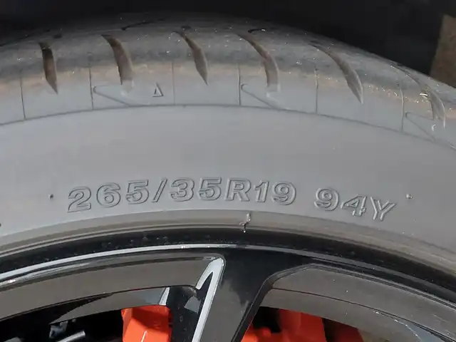 レクサス ＩＳ 東京都 2025(令7)年 0.3万km グレー LEXUSセーフティーセンス/・プリクラッシュセーフティ/・低速時加速制御/・緊急時操舵支援/・レーン トレーシング アシスト/・レーダークルーズコントロール/・オートマチックハイビーム/・ロードサインアシスト/・先行車発進告知機能/・ライバー異常時対応システム/・ブラインドスポットモニター/・後方車両への接近警報/メーカーナビ　/・FM/AM/CD/DVD/・フルセグTV/Bluetooth/全方位カメラ　/ビルトインＥＴＣ2.0　/ハーフレザーシート　/シートヒーター　/ステアリングヒーター　/純正フロアマット/純正１９インチアルミホイール/前後ドライブレコーダー/オレンジブレーキキャリパー/エンジンスタートボタン/プッシュスタート/スマートキー/オートライト /オートエアコン