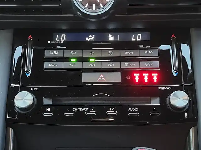 レクサス ＩＳ 東京都 2025(令7)年 0.3万km グレー LEXUSセーフティーセンス/・プリクラッシュセーフティ/・低速時加速制御/・緊急時操舵支援/・レーン トレーシング アシスト/・レーダークルーズコントロール/・オートマチックハイビーム/・ロードサインアシスト/・先行車発進告知機能/・ライバー異常時対応システム/・ブラインドスポットモニター/・後方車両への接近警報/メーカーナビ　/・FM/AM/CD/DVD/・フルセグTV/Bluetooth/全方位カメラ　/ビルトインＥＴＣ2.0　/ハーフレザーシート　/シートヒーター　/ステアリングヒーター　/純正フロアマット/純正１９インチアルミホイール/前後ドライブレコーダー/オレンジブレーキキャリパー/エンジンスタートボタン/プッシュスタート/スマートキー/オートライト /オートエアコン