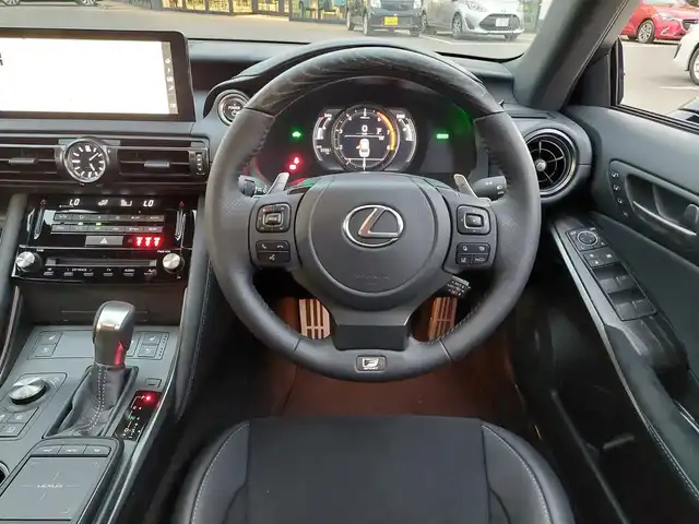 レクサス ＩＳ 東京都 2025(令7)年 0.3万km グレー LEXUSセーフティーセンス/・プリクラッシュセーフティ/・低速時加速制御/・緊急時操舵支援/・レーン トレーシング アシスト/・レーダークルーズコントロール/・オートマチックハイビーム/・ロードサインアシスト/・先行車発進告知機能/・ライバー異常時対応システム/・ブラインドスポットモニター/・後方車両への接近警報/メーカーナビ　/・FM/AM/CD/DVD/・フルセグTV/Bluetooth/全方位カメラ　/ビルトインＥＴＣ2.0　/ハーフレザーシート　/シートヒーター　/ステアリングヒーター　/純正フロアマット/純正１９インチアルミホイール/前後ドライブレコーダー/オレンジブレーキキャリパー/エンジンスタートボタン/プッシュスタート/スマートキー/オートライト /オートエアコン