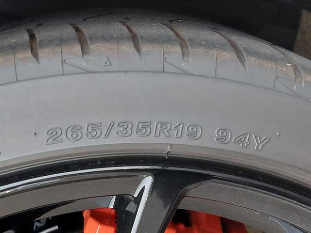 レクサス ＩＳ 300h Fスポーツ モードブラックⅣ 東京都 2025(令7)年 0.3万km グレー LEXUSセーフティーセンス/・プリクラッシュセーフティ/・低速時加速制御/・緊急時操舵支援/・レーン トレーシング アシスト/・レーダークルーズコントロール/・オートマチックハイビーム/・ロードサインアシスト/・先行車発進告知機能/・ライバー異常時対応システム/・ブラインドスポットモニター/・後方車両への接近警報/メーカーナビ　/・FM/AM/CD/DVD/・フルセグTV/Bluetooth/全方位カメラ　/ビルトインＥＴＣ2.0　/ハーフレザーシート　/シートヒーター　/ステアリングヒーター　/純正フロアマット/純正１９インチアルミホイール/前後ドライブレコーダー/オレンジブレーキキャリパー/エンジンスタートボタン/プッシュスタート/スマートキー/オートライト /オートエアコン