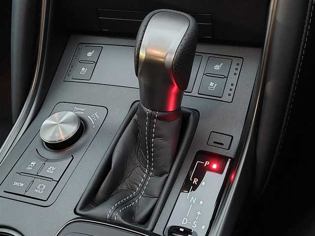 レクサス ＩＳ 300h Fスポーツ モードブラックⅣ 東京都 2025(令7)年 0.3万km グレー LEXUSセーフティーセンス/・プリクラッシュセーフティ/・低速時加速制御/・緊急時操舵支援/・レーン トレーシング アシスト/・レーダークルーズコントロール/・オートマチックハイビーム/・ロードサインアシスト/・先行車発進告知機能/・ライバー異常時対応システム/・ブラインドスポットモニター/・後方車両への接近警報/メーカーナビ　/・FM/AM/CD/DVD/・フルセグTV/Bluetooth/全方位カメラ　/ビルトインＥＴＣ2.0　/ハーフレザーシート　/シートヒーター　/ステアリングヒーター　/純正フロアマット/純正１９インチアルミホイール/前後ドライブレコーダー/オレンジブレーキキャリパー/エンジンスタートボタン/プッシュスタート/スマートキー/オートライト /オートエアコン