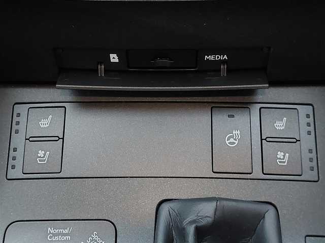 レクサス ＩＳ 300h Fスポーツ モードブラックⅣ 東京都 2025(令7)年 0.3万km グレー LEXUSセーフティーセンス/・プリクラッシュセーフティ/・低速時加速制御/・緊急時操舵支援/・レーン トレーシング アシスト/・レーダークルーズコントロール/・オートマチックハイビーム/・ロードサインアシスト/・先行車発進告知機能/・ライバー異常時対応システム/・ブラインドスポットモニター/・後方車両への接近警報/メーカーナビ　/・FM/AM/CD/DVD/・フルセグTV/Bluetooth/全方位カメラ　/ビルトインＥＴＣ2.0　/ハーフレザーシート　/シートヒーター　/ステアリングヒーター　/純正フロアマット/純正１９インチアルミホイール/前後ドライブレコーダー/オレンジブレーキキャリパー/エンジンスタートボタン/プッシュスタート/スマートキー/オートライト /オートエアコン