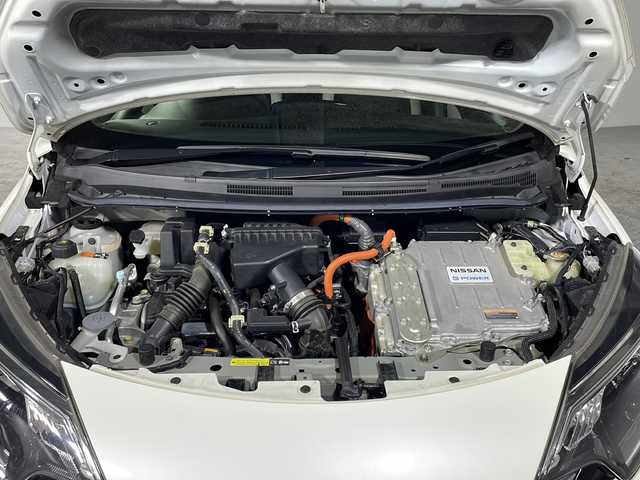 日産 ノート e－パワー X Vセレクション 沖縄県 2020(令2)年 4.9万km ブリリアントホワイトパール 県外仕入れ/禁煙車/純正ナビ/・ＣＤ／ＤＶＤ／フルセグＴＶ／Ｂｌｕｅｔｏｏｔｈ/アラウンドビューカメラ/ETC/デジタルインナーミラー/前方ドライブレコーダー/純正１５インチアルミ/スペアキー/レーンキープ/LEDヘッドライト/スマートキー/横滑り防止装置/取扱説明書