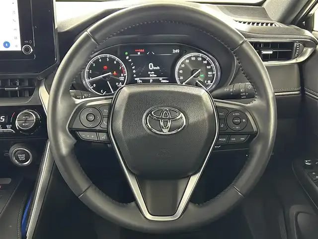 トヨタ ハリアー G 佐賀県 2023(令5)年 1.9万km ブラック 純正8インチディスプレイオーディオ/フルセグTV/Bluetooth/Miracast/バックカメラ/衝突被害軽減システム/デジタルインナールームミラー/ブラインドスポットモニター/レーダークルーズコントロール/レーンアシスト/ロードサインアシスト/パーキングサポートブレーキ/オートライト/オートマチックハイビーム/電子パーキング/ブレーキホールド/LEDヘッドライト/LEDフォグライト/ビルトインETC2.0 /前後ドライブレコーダー/パワーバックドア/運転席パワーシート/ハーフレザーシート/ISOFIX対応/純正18インチアルミホイール/純正フロアマット/スマートキー/スペアキー×１