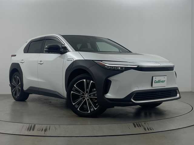 トヨタ ｂＺ４Ｘ Z 埼玉県 2022(令4)年 1.7万km プラチナホワイトパールマイカ JBLサウンドシステム/純正ディスプレイオーディオ/　(Bluetooth/Miracast/USB/FM/AM)/フルセグテレビ/全方位カメラ/ビルトインETC2.0/ドライブレコーダー/パワーバックドア/ブラインドスポットモニター/レザーシート/デジタルインナーミラー/パーキングアシスト/レーダークルーズコントロール/衝突被害軽減ブレーキ/車線逸脱警報/クリアランスソナー/パワーシート/エアーシート/シートヒーター/ステアリングヒーター/電子パーキングシステム/ブレーキホールド/プッシュスタート/オートLEDライト/オートハイビーム/純正フロアマット/純正20インチアルミホイール