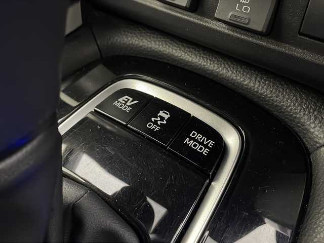 トヨタ カローラ クロス ハイブリッド Z 愛知県 2022(令4)年 6万km プラチナホワイトパールマイカ 純正9型ディスプレイオーディオ/AM/FM/CD/DVD/USB/BT/Miracast/フルセグ/Apple Car Play/Android Auto/スマートキー＆プッシュスタート/バックカメラ/モデリスタエアロ（フロント、リヤ、サイド）/ＤＶＤデッキ/ビルトインＥＴＣ2.0/パワーシート/電動格納ウィンカーミラー/ハーフレザーシート/シートヒーター(D/N席)/革巻きステアリング/ドライブレコーダー/Toyota Safety Sense/LTA/PCS/PKSB/RSA/LEDオートヘッドライト/LEDフォグライト/18インチ純正アルミホイール