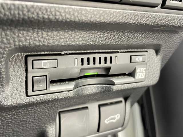 トヨタ カローラ クロス ハイブリッド Z 愛知県 2022(令4)年 6万km プラチナホワイトパールマイカ 純正9型ディスプレイオーディオ/AM/FM/CD/DVD/USB/BT/Miracast/フルセグ/Apple Car Play/Android Auto/スマートキー＆プッシュスタート/バックカメラ/モデリスタエアロ（フロント、リヤ、サイド）/ＤＶＤデッキ/ビルトインＥＴＣ2.0/パワーシート/電動格納ウィンカーミラー/ハーフレザーシート/シートヒーター(D/N席)/革巻きステアリング/ドライブレコーダー/Toyota Safety Sense/LTA/PCS/PKSB/RSA/LEDオートヘッドライト/LEDフォグライト/18インチ純正アルミホイール