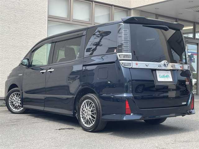 トヨタ ヴォクシー ハイブリッド ZS 煌Ⅱ 大阪府 2019(令1)年 4.5万km ブラッキッシュアゲハガラスフレーク T-Connect１０インチナビ（NSZN-Z68T）/純正12.1インチフリップダウンモニター（V12T-R68C)/クルーズコントロール/バックモニター/両側パワースライドドア/前後コーナーセンサー/衝突軽減システム/レーンキープアシスト/前席シートヒーター/後席サンシェード/純正ドライブレコーダー/純正ＥＴＣ/純正16インチAW/保証書/取り扱い説明書/スペアキーX1