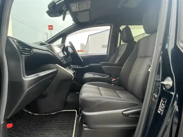 トヨタ ヴォクシー ハイブリッド ZS 煌Ⅱ 大阪府 2019(令1)年 4.5万km ブラッキッシュアゲハガラスフレーク T-Connect１０インチナビ（NSZN-Z68T）/純正12.1インチフリップダウンモニター（V12T-R68C)/クルーズコントロール/バックモニター/両側パワースライドドア/前後コーナーセンサー/衝突軽減システム/レーンキープアシスト/前席シートヒーター/後席サンシェード/純正ドライブレコーダー/純正ＥＴＣ/純正16インチAW/保証書/取り扱い説明書/スペアキーX1