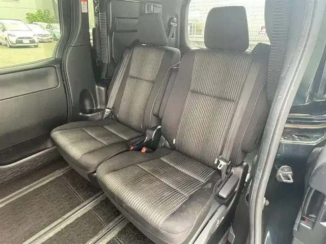 トヨタ ヴォクシー ハイブリッド ZS 煌Ⅱ 大阪府 2019(令1)年 4.5万km ブラッキッシュアゲハガラスフレーク T-Connect１０インチナビ（NSZN-Z68T）/純正12.1インチフリップダウンモニター（V12T-R68C)/クルーズコントロール/バックモニター/両側パワースライドドア/前後コーナーセンサー/衝突軽減システム/レーンキープアシスト/前席シートヒーター/後席サンシェード/純正ドライブレコーダー/純正ＥＴＣ/純正16インチAW/保証書/取り扱い説明書/スペアキーX1