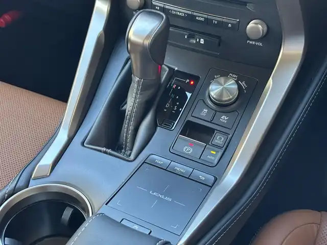 レクサス ＮＸ 300h バージョンL 山梨県 2018(平30)年 5.8万km アンバークリスタルシャイン 純正ナビ/　（フルセグTV/CD/DVD/BT）/マークレビンソン/パノラミックビューモニター/レーダークルーズコントロール/SR/三眼LED/HUD/BSM/PCS/ETC/茶革/シートヒーター/ベンチレーション/パワーバックドア/純正18インチAW