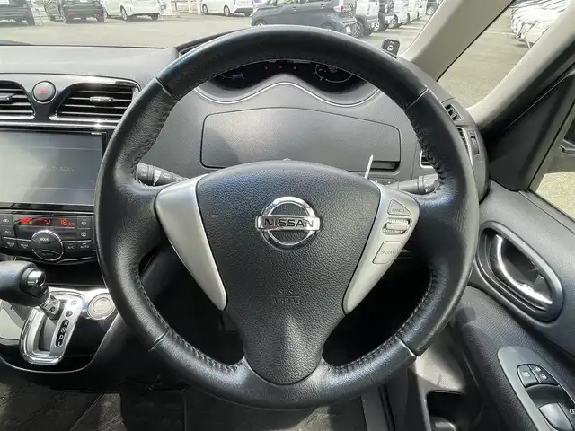日産 セレナ HWS S HV Vセレ +Sefty 熊本県 2015(平27)年 7.9万km ブリリアントホワイトパール (株)IDOMが運営する【じしゃロン熊本店】の自社ローン専用車両になります。こちらは現金またはオートローンご利用時の価格です。自社ローンご希望の方は別途その旨お申付け下さい　/純正ナビ/純正フリップダウンモニター/バックカメラ/フルセグテレビ/DVD/CD/Bluetooth接続/ビルトインETC/両側パワースライドドア/クルーズコントロール/コーナーセンサー/LEDヘッドライト/オートライト/スマートキー/純正アルミホイール
