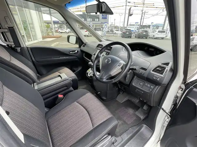 日産 セレナ HWS S HV Vセレ +Sefty 熊本県 2015(平27)年 7.9万km ブリリアントホワイトパール (株)IDOMが運営する【じしゃロン熊本店】の自社ローン専用車両になります。こちらは現金またはオートローンご利用時の価格です。自社ローンご希望の方は別途その旨お申付け下さい　/純正ナビ/純正フリップダウンモニター/バックカメラ/フルセグテレビ/DVD/CD/Bluetooth接続/ビルトインETC/両側パワースライドドア/クルーズコントロール/コーナーセンサー/LEDヘッドライト/オートライト/スマートキー/純正アルミホイール
