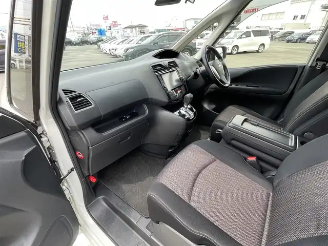 日産 セレナ HWS S HV Vセレ +Sefty 熊本県 2015(平27)年 7.9万km ブリリアントホワイトパール (株)IDOMが運営する【じしゃロン熊本店】の自社ローン専用車両になります。こちらは現金またはオートローンご利用時の価格です。自社ローンご希望の方は別途その旨お申付け下さい　/純正ナビ/純正フリップダウンモニター/バックカメラ/フルセグテレビ/DVD/CD/Bluetooth接続/ビルトインETC/両側パワースライドドア/クルーズコントロール/コーナーセンサー/LEDヘッドライト/オートライト/スマートキー/純正アルミホイール