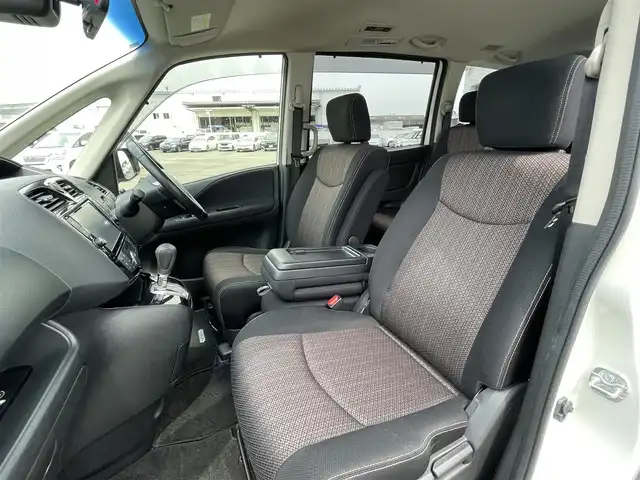 日産 セレナ HWS S HV Vセレ +Sefty 熊本県 2015(平27)年 7.9万km ブリリアントホワイトパール (株)IDOMが運営する【じしゃロン熊本店】の自社ローン専用車両になります。こちらは現金またはオートローンご利用時の価格です。自社ローンご希望の方は別途その旨お申付け下さい　/純正ナビ/純正フリップダウンモニター/バックカメラ/フルセグテレビ/DVD/CD/Bluetooth接続/ビルトインETC/両側パワースライドドア/クルーズコントロール/コーナーセンサー/LEDヘッドライト/オートライト/スマートキー/純正アルミホイール