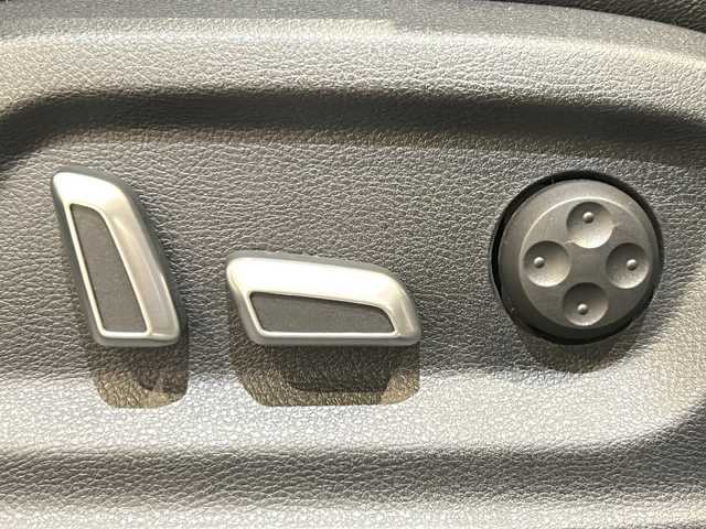 アウディ Ｑ３ 2．0 TFSI クワトロ 180PS 新潟県 2018(平30)年 1.9万km グレイシアホワイトメタリック パノラマサンルーフ/BOSEサラウンドサウンドシステム/コンビニエンスパッケージ/-アドバンストキーシステム/-アウディパーキングシステムリヤビューカメラ/LEDパッケージ/-LEDヘッドライト/-ヘッドライトウォッシャー/-LEDリヤダイナミックターンインディケーター/アシスタンスパッケージ/-クルーズコントロール/-アウディアクティブレーンアシスト/-ハイビームアシスト/MMIナビゲーション/-SSDナビゲーション/-CD/DVD/ミュージックサーバー/ラジオ/Bluetooth/フルセグ/純正ドライブレコーダー/GPSレーダー/レザーシート/フロントパワーシート/フロントシートヒーター/ETC/ドアバイザー/純正フロアマット（＋ゴムマット積込）
