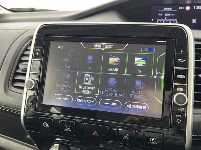 日産 セレナ e－パワー ハイウェイスター V 宮城県 2018(平30)年 6.5万km ブリリアントホワイトパール 2トーン プロパイロット/エマージェンシーブレーキ/インテリジェントパ０キングアシスト/エマージェンシーブレーキ/アラウンドビューモニター/インテリジェントデジタルミラー/純正フリップダウンモニター/純正9インチSDナビ/・BT.CD.DVD.SD.HDMI.AUX/フルセグTV/両側パワースライドドア/前席シートヒーター/革巻きステアリング/ステアリングスイッチ/ステアリングヒーター/ETC/ドライブレコーダー（F）/プッシュスタート/スマートキー/電動パーキングブレーキ/LEDヘッドライト/フォグライト/純正フロアマット/純正15inAW/冬タイヤ積込み（社外AW）/【195/65/15】/ドアバイザー/ロールサンシェード