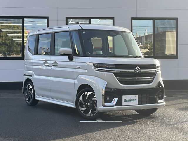 スズキ スペーシア カスタム HYBRID XS ターボ 山口県 2024(令6)年 0.5万km ピュアホワイトP 社外8インチナビ【AVIC-RL99】/・フルセグテレビ/・Bluetooth/・CD／DVD/両側パワースライドドア/ETC/ワンオーナー/レーダークルーズコントロール/シートヒーター【D＋N席】/USB充電口/タイプC充電口/ステアリングスイッチ/ステアリングホールド/ステアリングヒーター/パドルシフト/フルフラットシート/オットマン/助手席シートアンダーボックス/スズキセーフティサポート/・デュアルセンサーブレーキサポートII/・誤発信抑制機能/・後方誤発信抑制機能/・低速時ブレーキサポート（前進・後退）/・パーキングセンサー（フロント・リア）/・車線逸脱警報機能/・車線逸脱抑制機能/・ふらつき警報機能/・発進お知らせ機能/・標識認識機能/・ヘッドアップディスプレイ/・車線維持支援機能